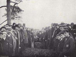 Indsamling af penge værd, ceremonien ved Knightlow Cross